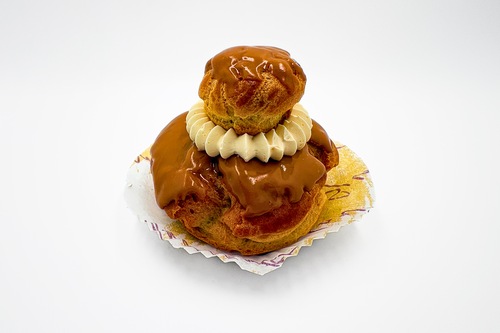 Religieuse au café