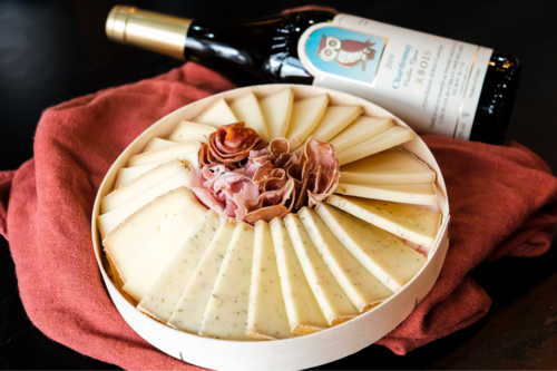 Assortiment de raclettes françaises avec charcuterie