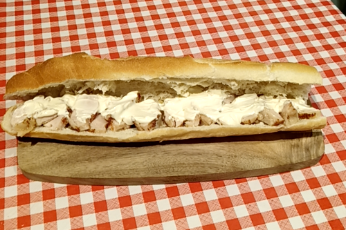 Sandwich baguette au poulet et mayonnaise