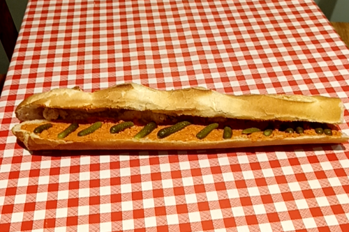 Sandwich baguette filet américain et cornichons