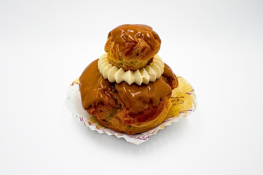 Religieuse au café
